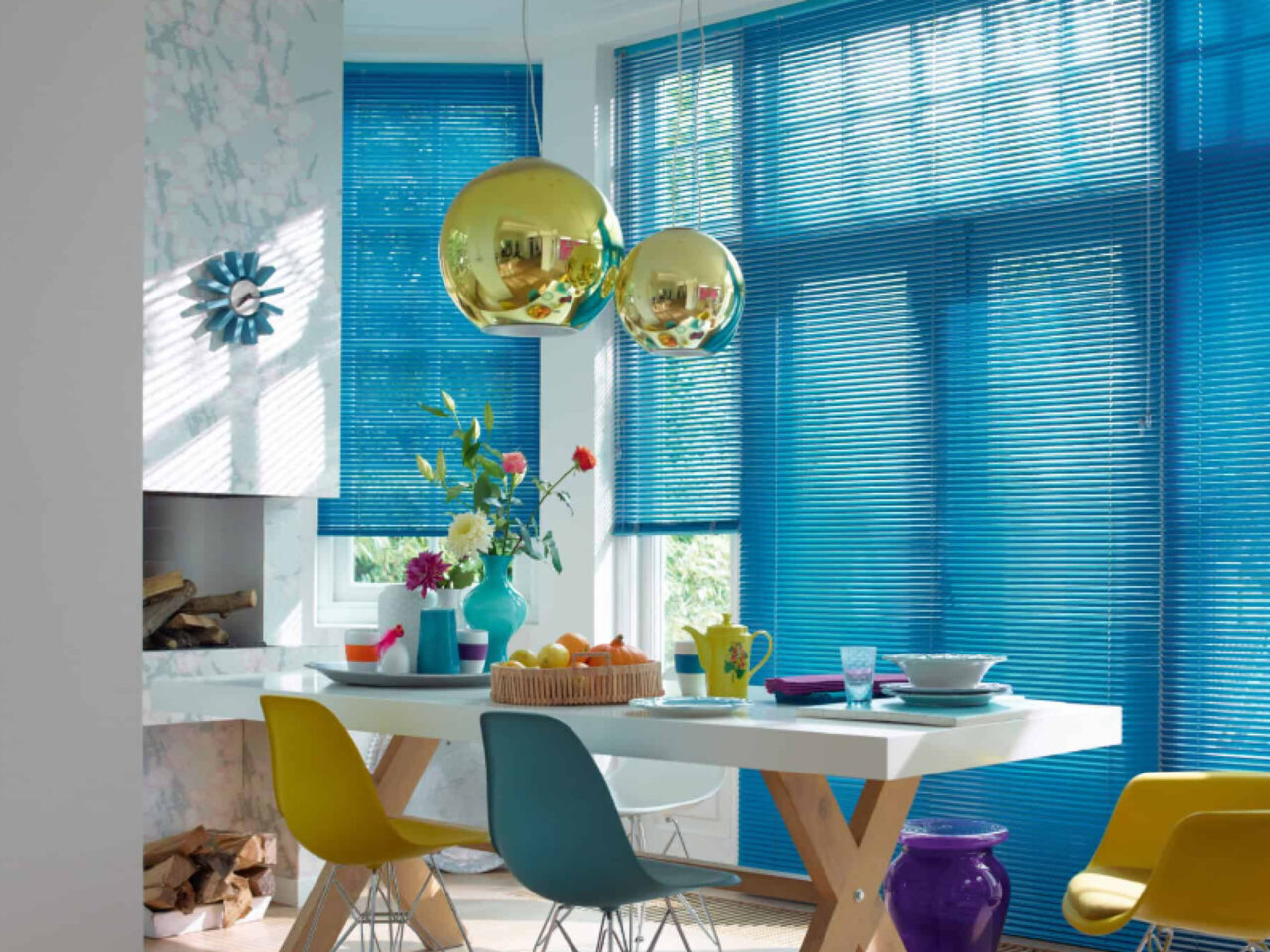 Eine blaue Jalousie im Essbereich. Foto: Teba